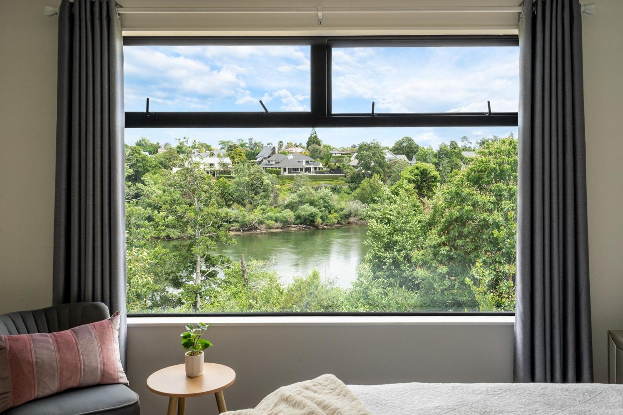 Fabulous River View - Brand New House In Hamilton Exterior photo